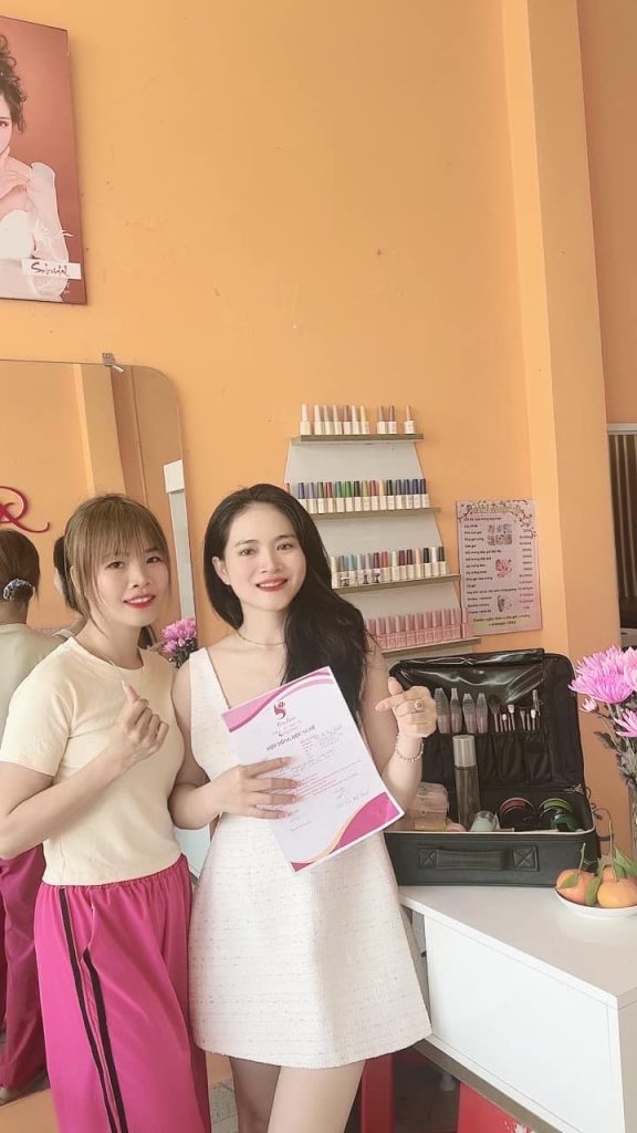 Học viên nhận chứng nhận đào tạo tại Kim Loan Beauty Hòa Thành Tây Ninh