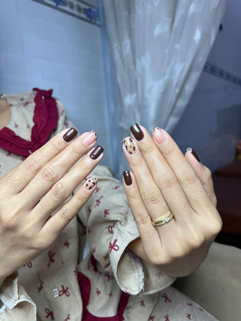Mẫu nail nâu nhẹ sang trọng tại Kim Loan Beauty Hòa Thành Tây Ninh