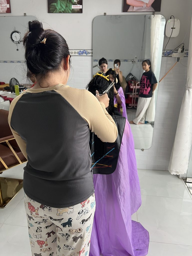 Học viên thực hành làm tóc tại Kim Loan Beauty Hòa Thành Tây Ninh