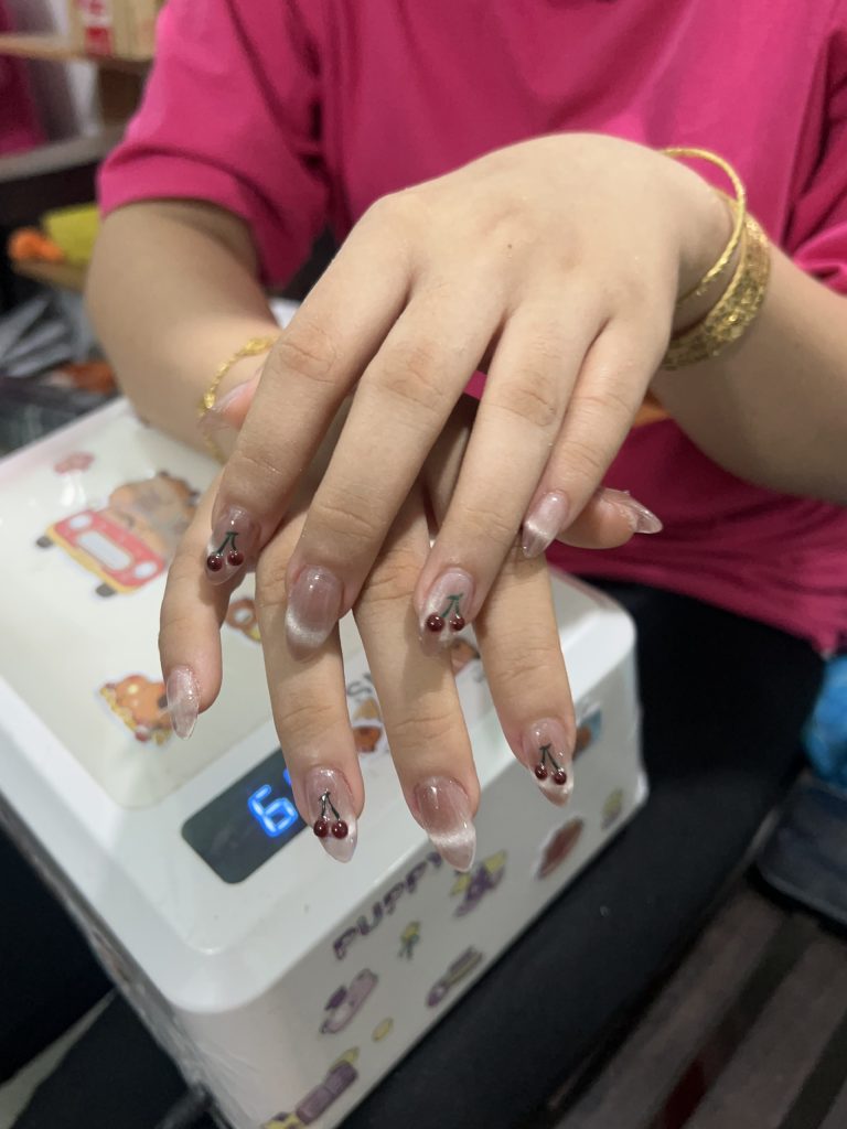 Mẫu nail đính charm nhẹ nhàng tại Kim Loan Beauty Hòa Thành Tây Ninh