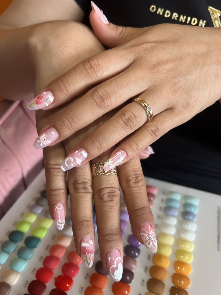 Mẫu nail hồng vẽ hoa nhẹ nhàng tại Kim Loan Beauty Hòa Thành Tây Ninh